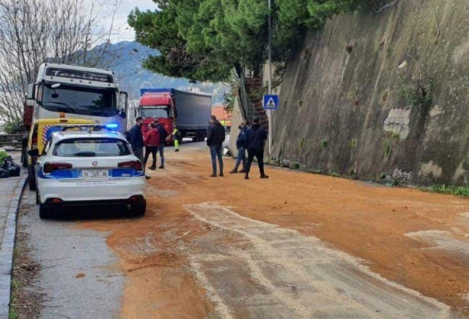 Positano Notizie Incidente Tra Due Tir Sul Viadotto Gatto Salerno