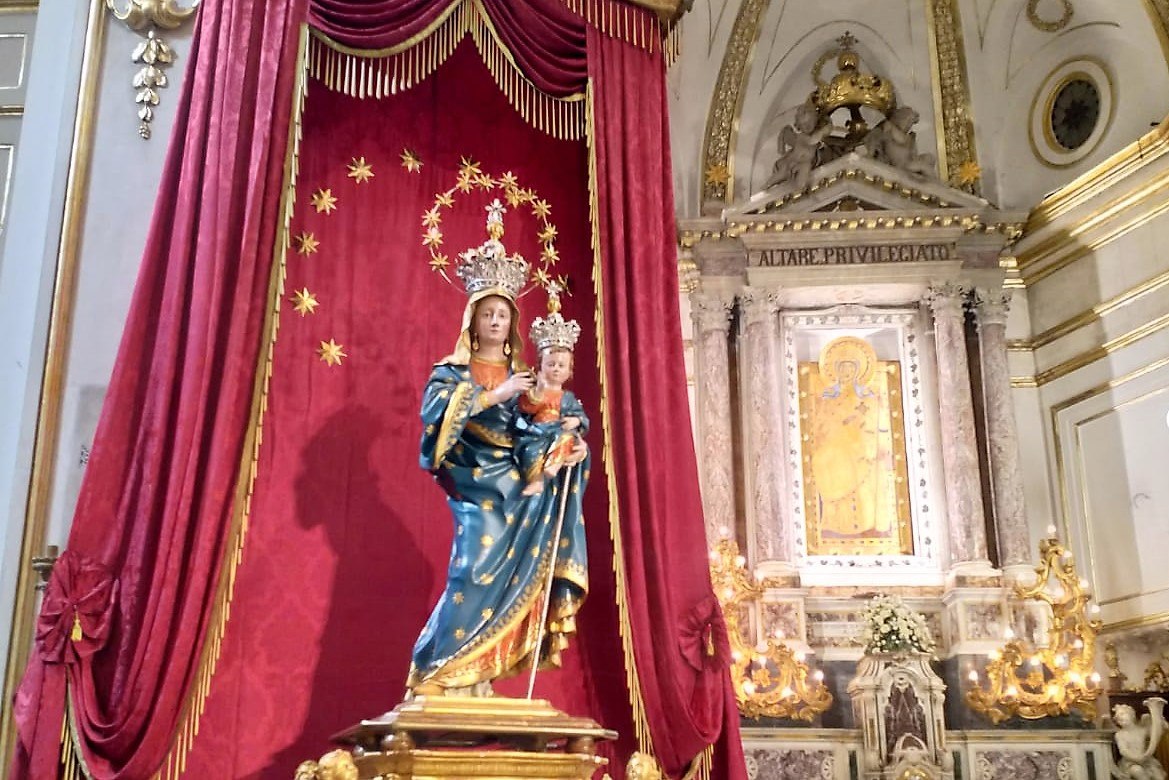 Positano Notizie Positano La Madonna Assunta Resta In Chiesa Per