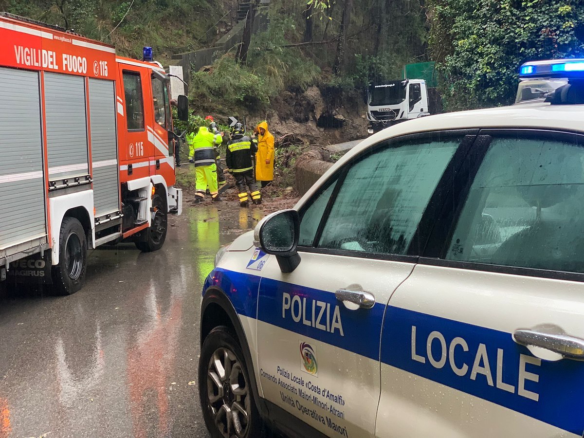 Positano Notizie Il Maltempo Fa Danni In Costa D Amalfi Albero Si