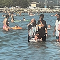 A Monfalcone la crociata contro il burkini, la sindaca: «Basta musulmani vestiti sulla spiaggia e in mare, si adeguino ai nostri costumi»