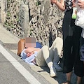 A Positano la lunga attesa per il bus: turista sceglie di distendersi ai margini della Statale Amalfitana 