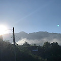 A Tramonti continuano i roghi fuori orario, fumo rende l'aria irrespirabile e dannosa /FOTO