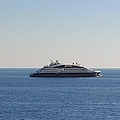 Al largo di Amalfi approda nave da crociera, l'allarme dei cittadini: «Molti turisti scesi senza mascherina»