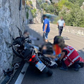 Amalfi, incidente al bivio di Pogerola tra due moto: entrambi i conducenti trasportati in ospedale /foto