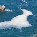 Ancora chiazze di schiuma bianca nel mare della Penisola Sorrentina