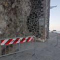 Atrani, pulviscolo dalla roccia soprastante lo "Scoglio a pizzo": area transennata in attesa dei rilievi geologici