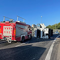 Autocarro si ribalta sulla Autostrada del Mediterraneo, traffico in tilt a Salerno