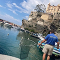 Barili, reti e nasse recuperati dai fondali: stamani pulizia del Porto turistico di Maiori /FOTO