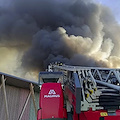 Brianza, vasto incendio divampa nel grande vertical farm di Cavenago