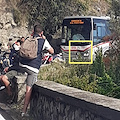 Brutto incidente sulla Statale Amalfitana, moto contro bus SITA /Foto