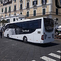 Bus turistico fuori misura sanzionato ad Amalfi: il post denuncia di Alfonso Minutolo