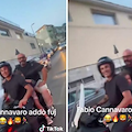 Cannavaro in scooter con due persone (tra cui una bimba): il video divide il web. Borrelli: «È lui o un sosia?»