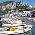 Capri, coppia di anziani argentini ruba nei negozi e poi tenta la fuga dall'isola 