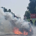 Caserta, auto in fiamme sulla SS7 quater: il conducente riesce ad uscire appena in tempo