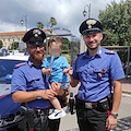 Catanzaro, bimbo di 3 anni si chiude in auto sotto il sole: liberato dai Carabinieri 