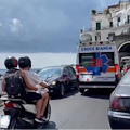 Ci risiamo: ambulanza rimane bloccata nel traffico sulla SS163 Amalfitana /VIDEO