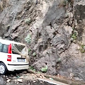 Continua incessante la pioggia in Costiera Amalfitana. Pietre sulla Statale 163 e lungo la Provinciale Chiunzi /foto