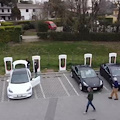 Da Tesla Owners Italia convogli umanitari per l'Ucraina: auto cariche di beni di prima necessità 