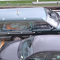 Dal Cilento alla Costiera Amalfitana con un carro funebre trasformato in camper: le foto da Positano 