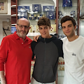 Dalle riprese di "Sotto la luna di Amalfi" a tappe di gusto a Minori: gli attori Lorenzo Zurzolo e Davide Calgaro ospiti della Pasticceria Gambardella 