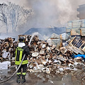 Deposito edile in fiamme ad Aversa, sei squadre di vigili del fuoco in azione. Sporta denuncia contro ignoti 