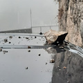 Distacco dal costone roccioso a Positano, auto danneggiata