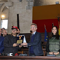 Dopo Sanremo Geolier torna nella "sua" Napoli, il giovane rapper premiato a Castel Nuovo: «Sono un prodotto della città»