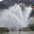 Esplode condotta idrica, fiume d'acqua in strada: le immagini dal Casertano 