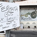 “Fermata bus x Amalfi, bus stop to Amalfi here”: curioso cartello apparso al bivio di Castiglione