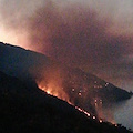 Fiamme a Laurito, nella notte un nuovo incendio in Costiera Amalfitana /Foto /Video