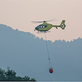 Fiamme in Costiera Amalfitana: incendio a Tramonti, in campo forze d'emergenza /foto