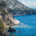 Frantumavano la roccia e sversavano a valle, abusivismo alla base delle frane di Positano