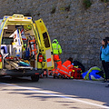 Fratelli investiti da un tir a Sanremo, l'autista scappa: morto 17enne, grave la sorella 15enne 