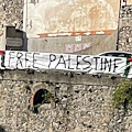 "Free Palestine", a Maiori esposto (e poi rimosso) striscione di giovani attivisti 