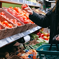 Frosinone, anziana ruba al supermercato: «Non ditelo ai miei nipoti». Il direttore le regala la spesa