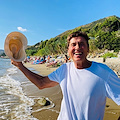 Gianni Morandi in vacanza a San Mauro Cilento: saluta i fan dalla spiaggia di Acciaroli /Foto di Anna