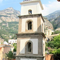 Giovani forzano la porta del campanile della Chiesa a Positano