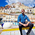 Giuseppe Di Tommaso, l'inviato de "La Vita in Diretta" si rilassa in spiaggia a Positano /foto