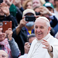 «Gli omosessuali sono figli di Dio e hanno diritto a una famiglia», Papa Francesco dice sì alle unioni civili