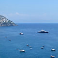 I superyacht Symphony e L’Albatros spiccano al largo di Positano e Amalfi