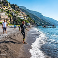 Il “Giro d'Italia a nuoto” passa per la Costiera Amalfitana: l’atleta senza gamba Salvatore Cimmino torna a Positano