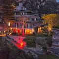 Il San Pietro di Positano illuminato di rosso è un incanto, i titolari: «Ringraziamo i nostri eroi della Croce Rossa!»