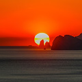 Il Sole dietro ai Faraglioni di Capri: lo spettacolo che si ripete due volte all'anno nelle foto di Fabio Fusco