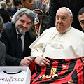 Il Sorrento Calcio incontra Papa Francesco: al pontefice una maglia rossonera