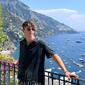 In Costa d'Amalfi c'è Arthur Leclerc, il fratello minore di Charles si rilassa a Positano 