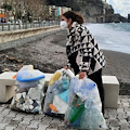 In spiaggia per rimuovere plastiche e rifiuti, l'eleganza tradisce la giovane stilista di Maiori /Foto