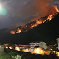 Incendio a Maiori sulla collina antistante la frazione di San Pietro