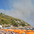 Incendio a Massa Lubrense minaccia abitazioni, spavento tra i bagnanti a Nerano /FOTO