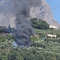 Incendio a Vico Equense: alta colonna di fumo nero 