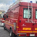 Incendio in un palazzo a Napoli, morto 55enne: si ipotizza atto di autolesionismo